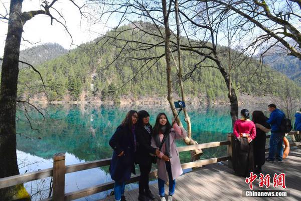 仍舊人氣火爆！博格巴拜訪(fǎng)法國(guó)隊(duì)球迷活動(dòng)現(xiàn)場(chǎng)，贏(yíng)得球迷們的喝彩